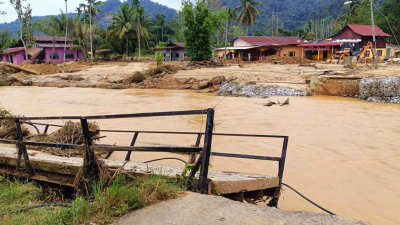 滂沱大雨导致河水泛滥，急流冲毁至少3座衔接甘榜伊布伟及甘榜巴当恩邦的桥梁。